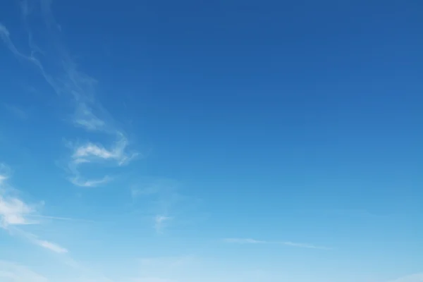 W błękitne niebo chmury mały — Zdjęcie stockowe