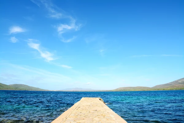 Muelle rocoso bajo nubes suaves —  Fotos de Stock