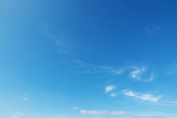 Jasne niebo z małej chmury — Zdjęcie stockowe