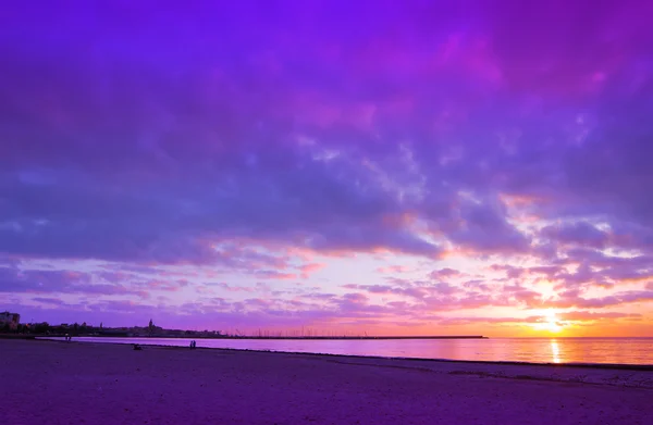 Atardecer púrpura y naranja sobre Alghero — Foto de Stock