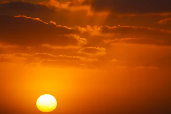 Sol brillante en una puesta de sol naranja — Foto de Stock