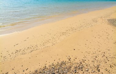mugoni Beach renkli suların çekildiği kıyı