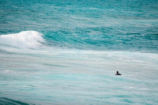 Surfer čeká na vlnu — Stock fotografie