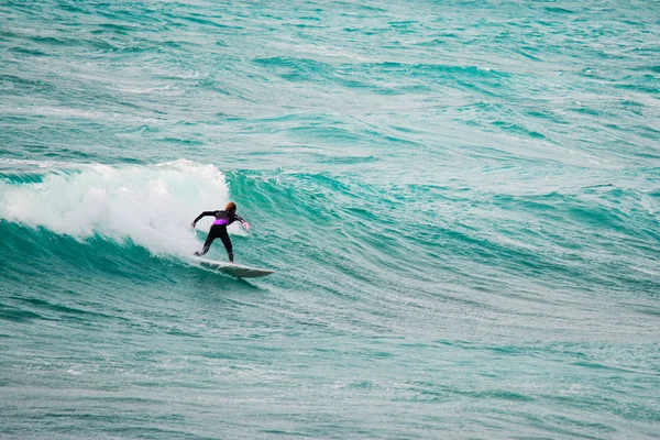 Surfista montando una ola en el mar azul —  Fotos de Stock