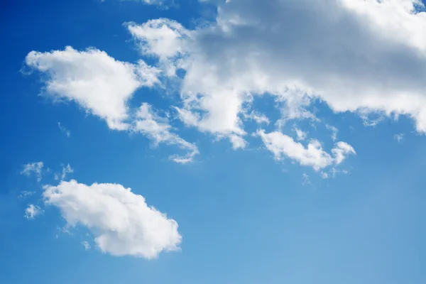Мягкие облака в голубом небе — стоковое фото