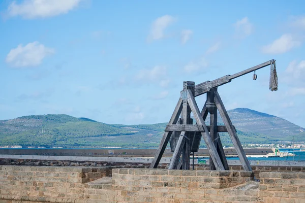 Catapult by the shore — Stock Photo, Image