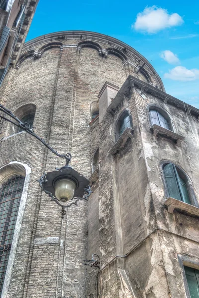 历史建筑在威尼斯，在一片蓝天下 — 图库照片