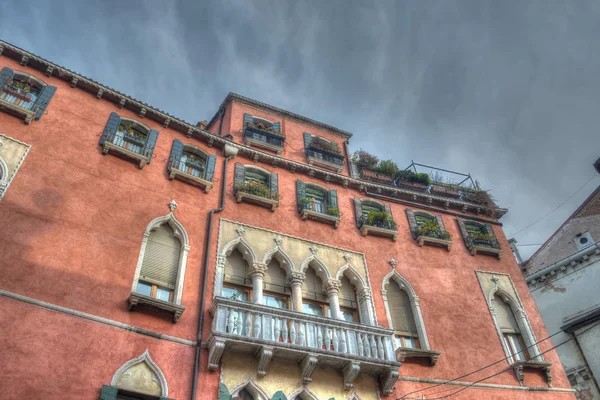 Edificio storico a Venezia sotto un cielo drammatico — Foto Stock