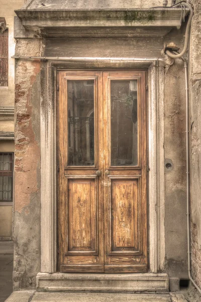 Alte hölzerne tür in venedig, italien — Stockfoto