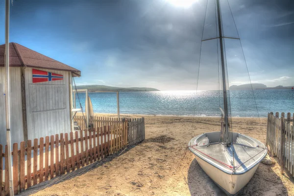 Boot und Hütte am Meer — Stockfoto