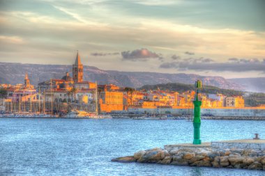 Alghero üzerinde renkli günbatımı