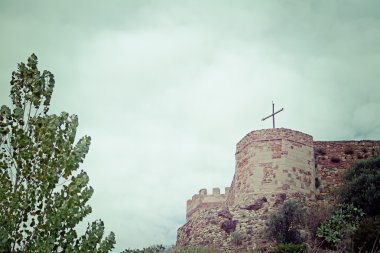 eski bir kale üzerinde çapraz