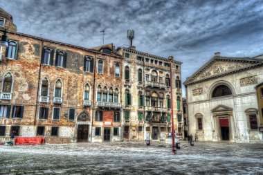 Venedik Meydanı dramatik gökyüzü altında