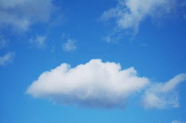 mavi gökyüzünde yumuşak bulutlar