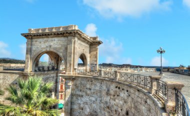 Saint Remy bastion mavi gökyüzü altında