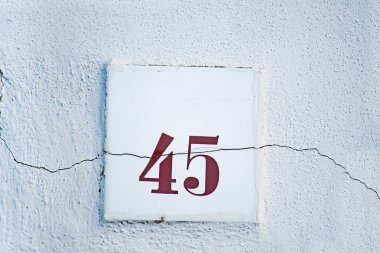 bir ev numarası çatlamak