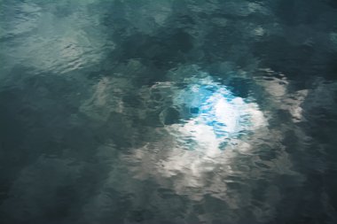 suya yansıyan bulutlu gökyüzü