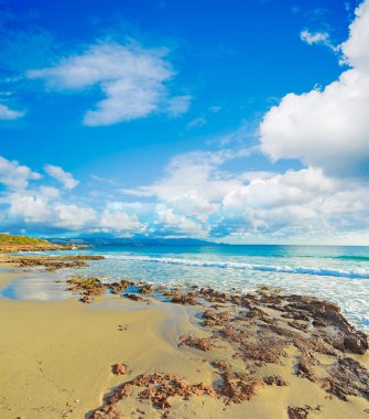 Le Bombarde Beach kahverengi taş