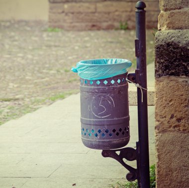 Çöp kutusu içinde küçük bir kare