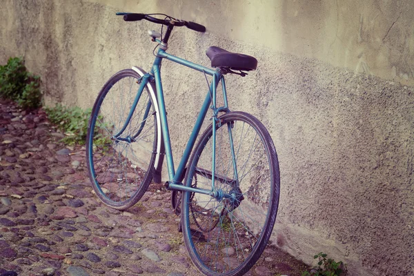 Велосипед к стене — стоковое фото