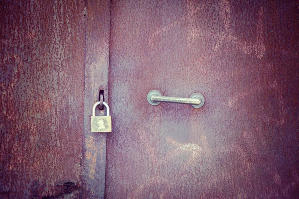 Candado en una puerta metálica oxidada — Foto de Stock