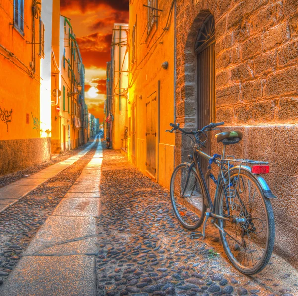 Bicicleta en Alghero bajo un atardecer pintoresco — Foto de Stock