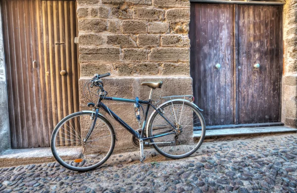 Велосипед у стены старого города Альгеро — стоковое фото