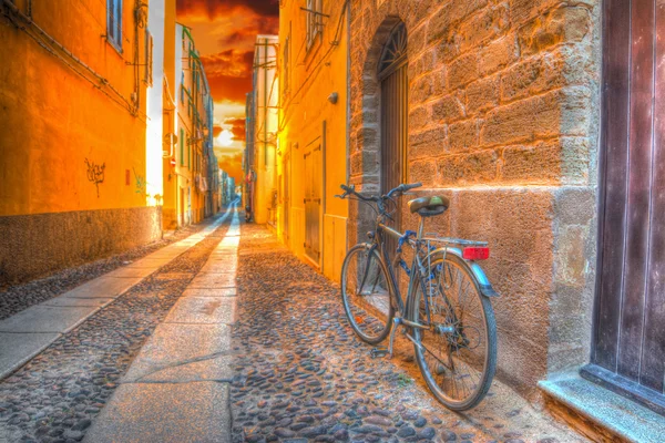 Fiets in Alghero onder een schilderachtige zonsondergang — Stockfoto