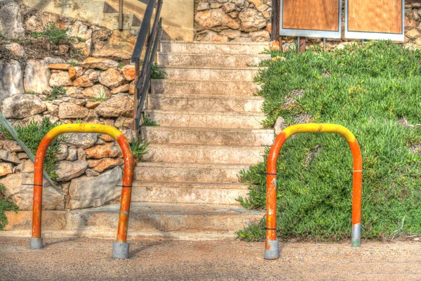 Bunte Parkpoller am Fahrbahnrand in hdr — Stockfoto