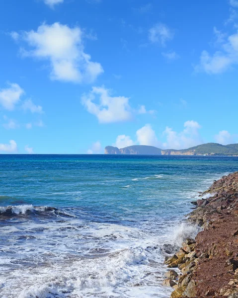 Ruwe zee onder een bewolkte hemel in Alghero — Stockfoto