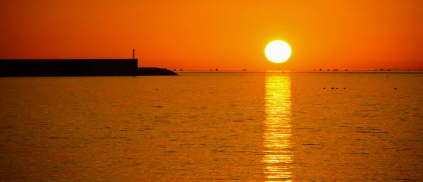 Солнце над морем на закате — стоковое фото