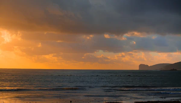 Alghero strandlinjen i skymningen — Stockfoto