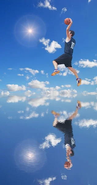 Basketball player in the sun reflected in the water — Stock Photo, Image