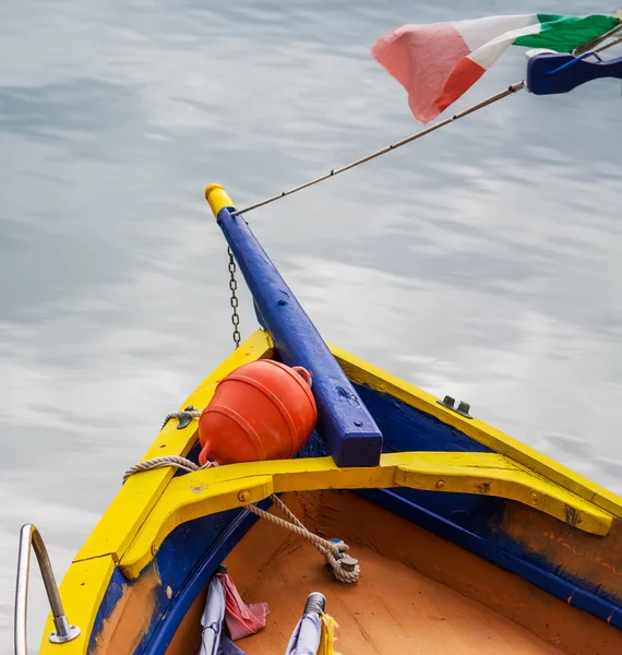 Kleurrijke boot door de kust in Temo-rivier — Stockfoto