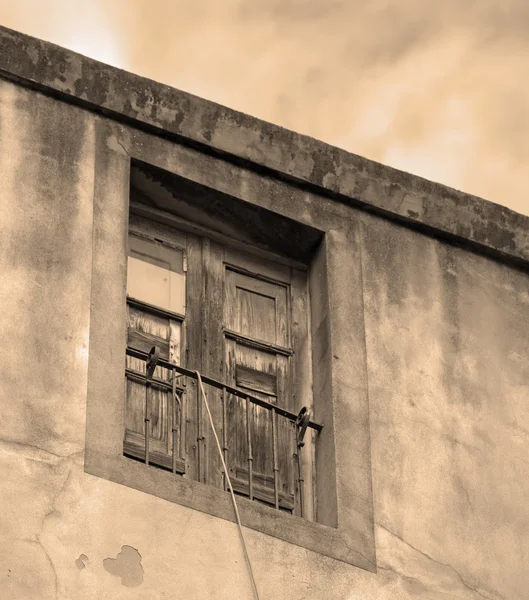Старое окно в винтажном тоне — стоковое фото