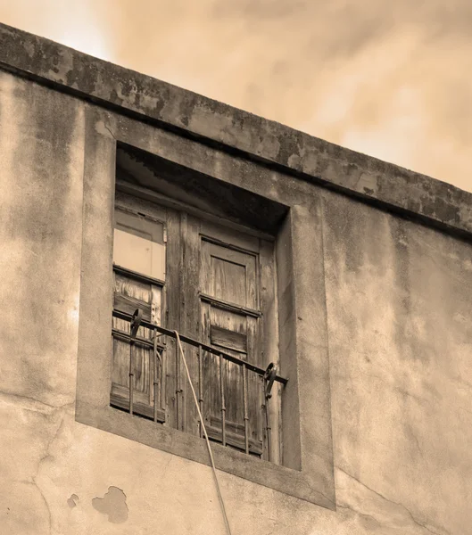 Altes Fenster im Vintage-Ton — Stockfoto