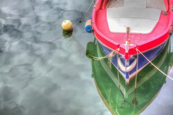 Barco de colores junto a la orilla en el río Temo —  Fotos de Stock