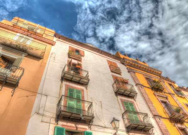 Viejo edificio bajo las nubes en Bosa, Cerdeña —  Fotos de Stock