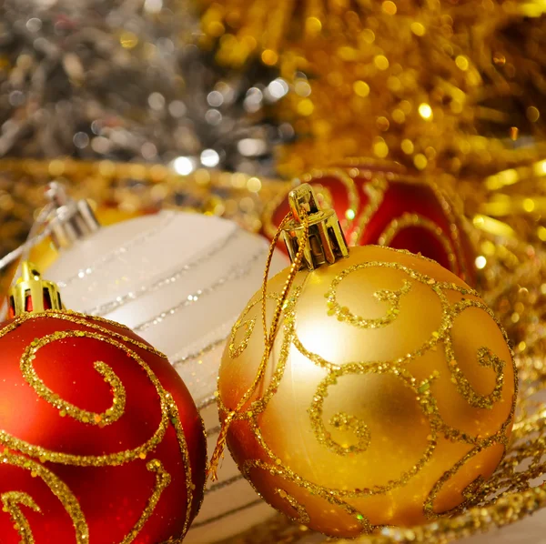 Bolas de Navidad rojas y doradas — Foto de Stock