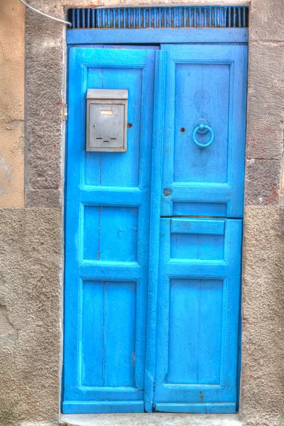 在一个乡村的墙蓝色木门 — 图库照片