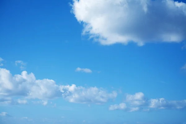 青空に柔らかい雲 — ストック写真