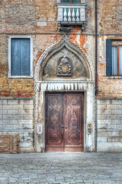 Деревянная дверь в старой стене — стоковое фото