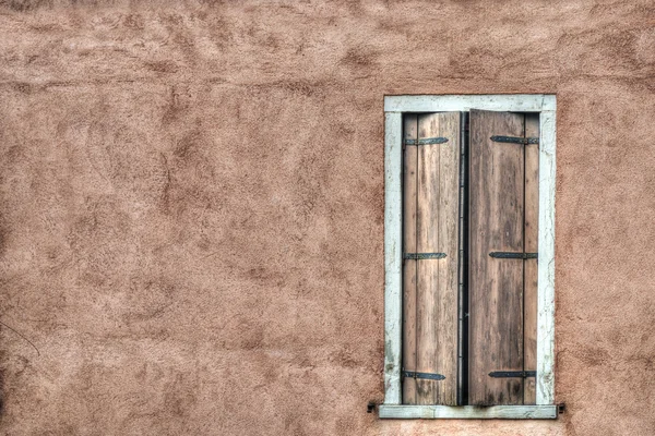 Persianas de madera en una pared rústica —  Fotos de Stock