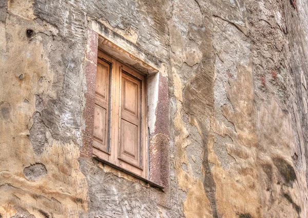 Houten venster in een oude muur — Stockfoto