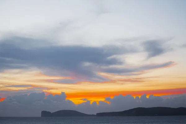 Orange strimma i den grå himlen — Stockfoto