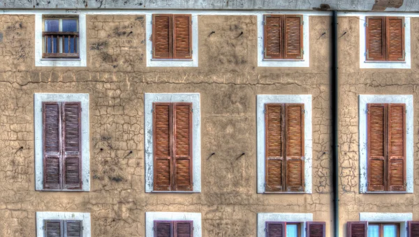 Finestre in un vecchio edificio facciata — Foto Stock