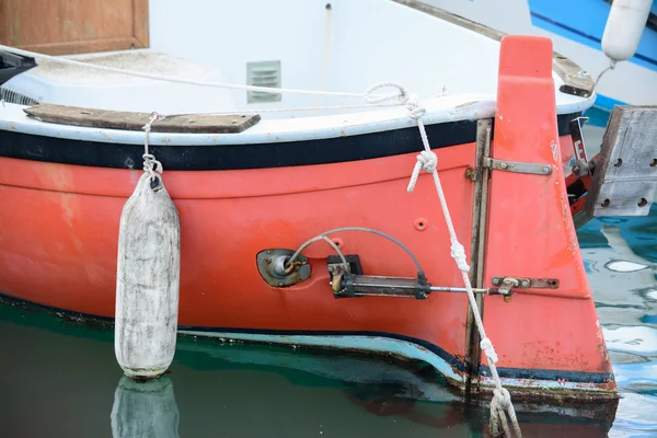 Cose up de un casco rojo con guardabarros blanco — Foto de Stock