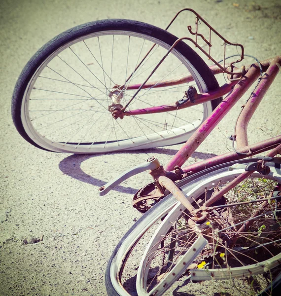 Trasiga cykel övergivna på kanten av vägen — Stockfoto