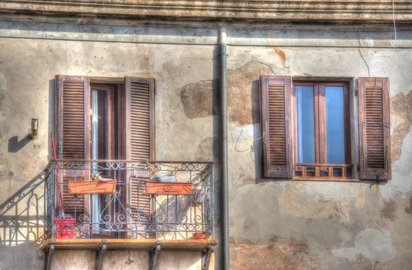 Deux fenêtres rustiques dans la vieille ville d'Alghero — Photo