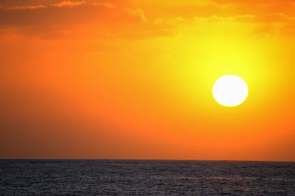 Ljusa solen över havet i solnedgången — Stockfoto